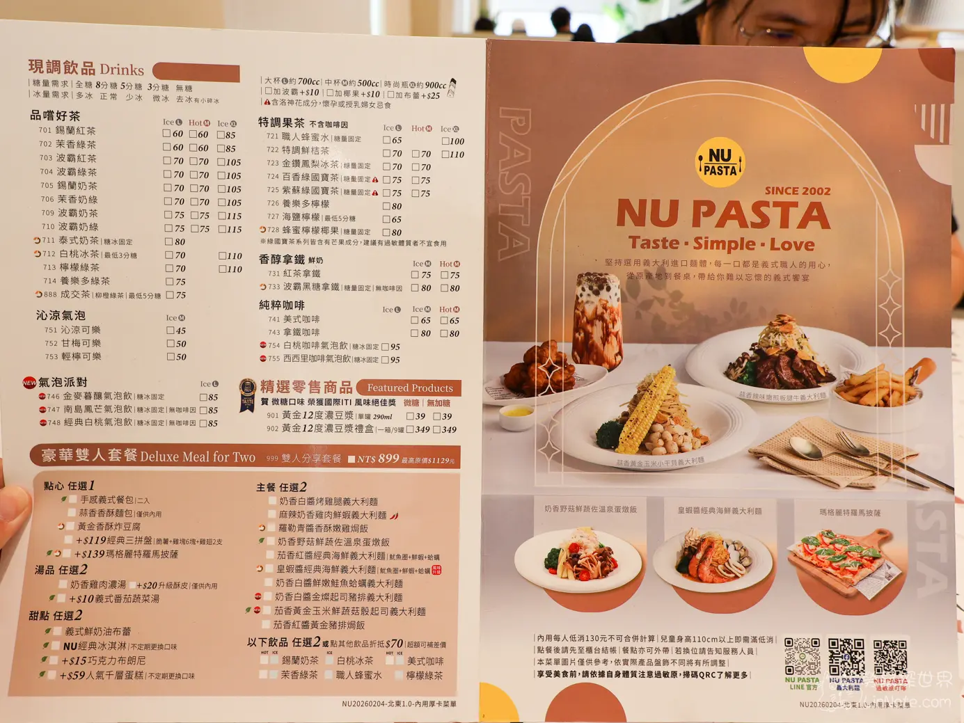 NU PASTA苗栗頭份店紙本菜單展示飲品與雙人套餐選項