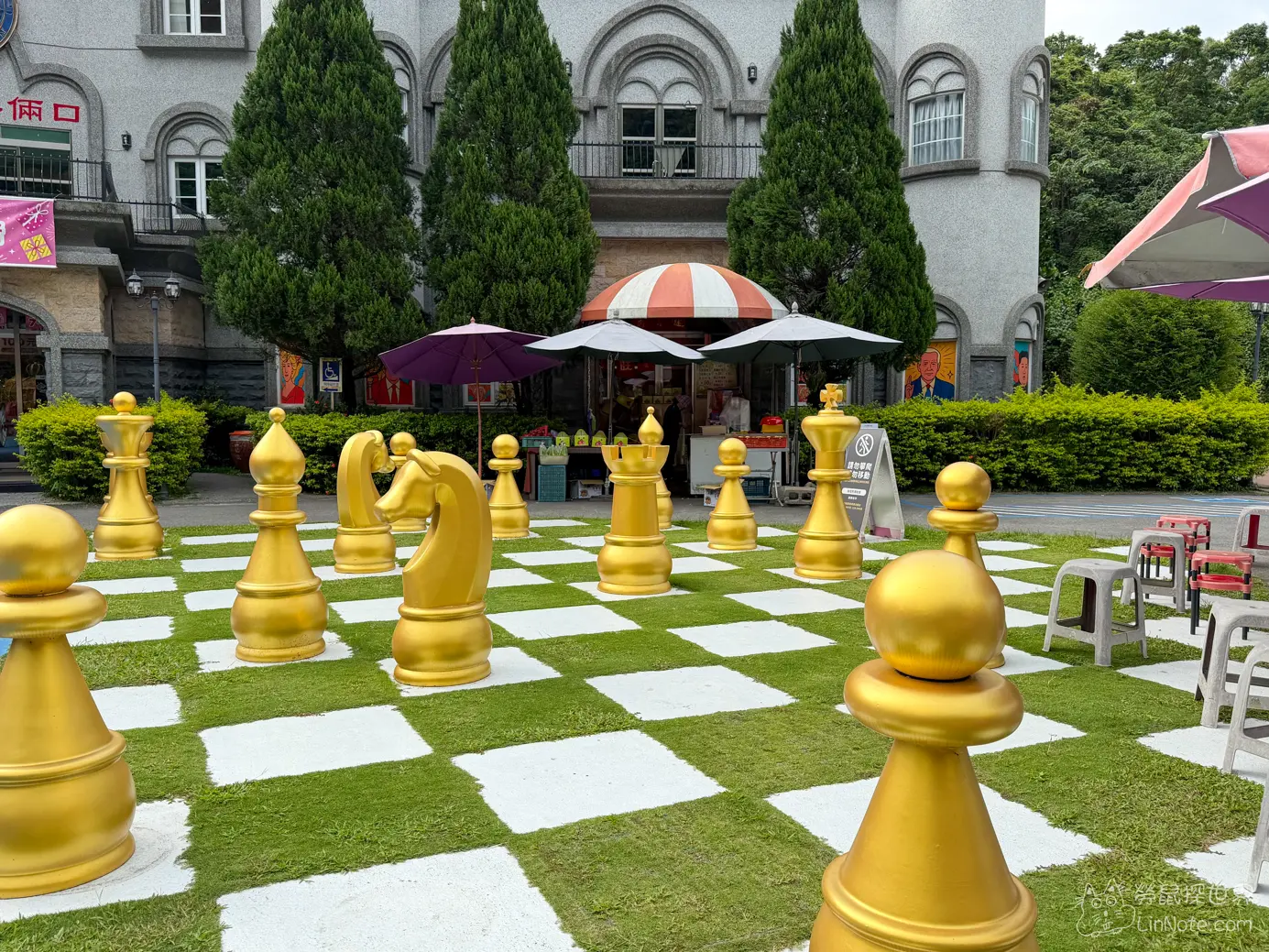 巨大西洋棋盤與金色棋子