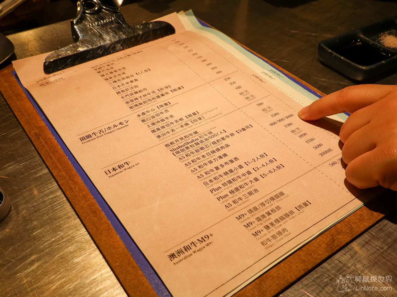 燒肉PLUS店內金屬桌面上的單點菜單板夾