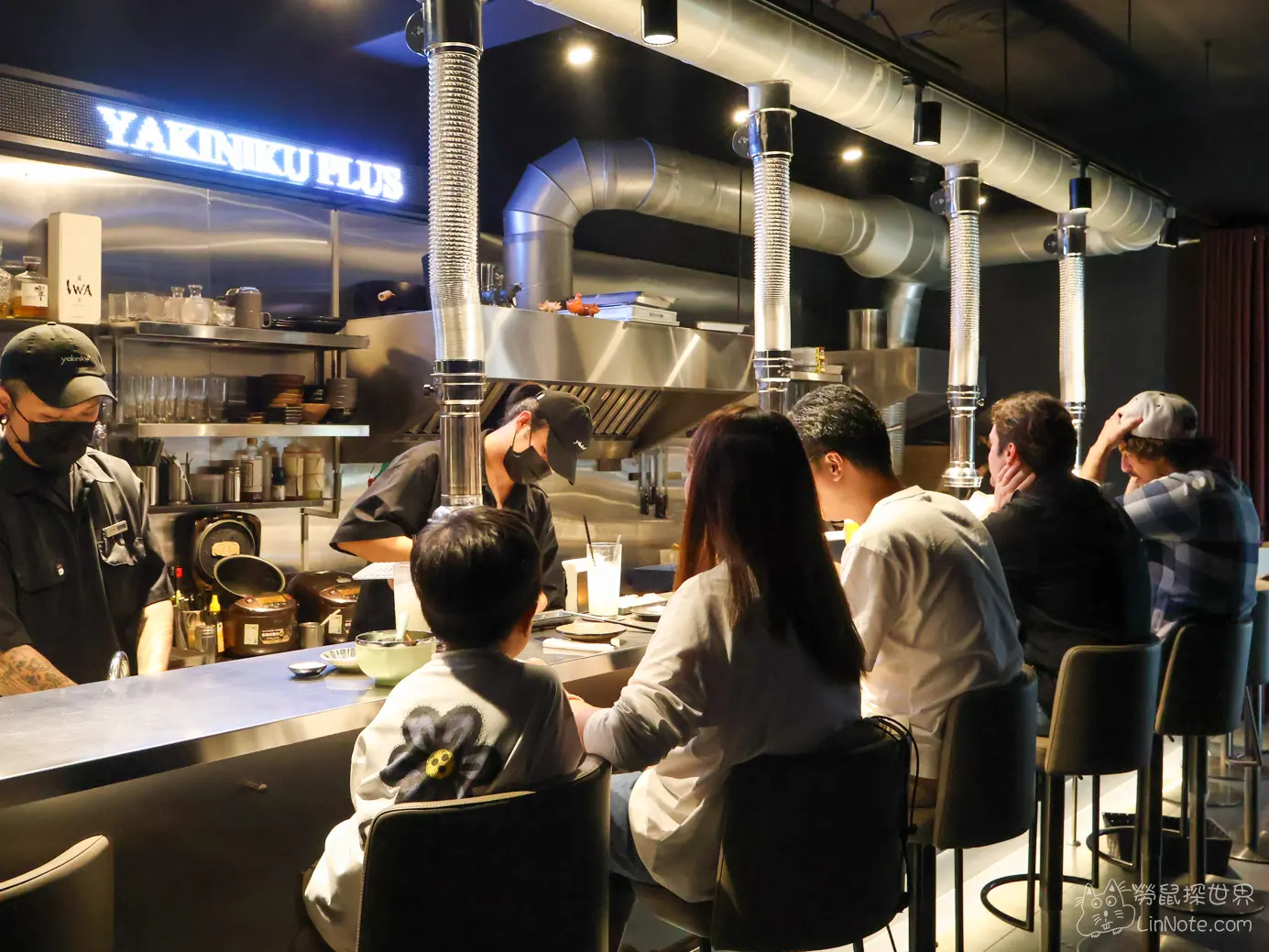 燒肉PLUS店內暗色調現代工業風吧檯座位區