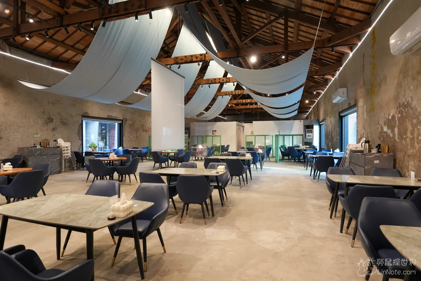 保留斑駁水泥牆與木造天花板的餐廳用餐座位區