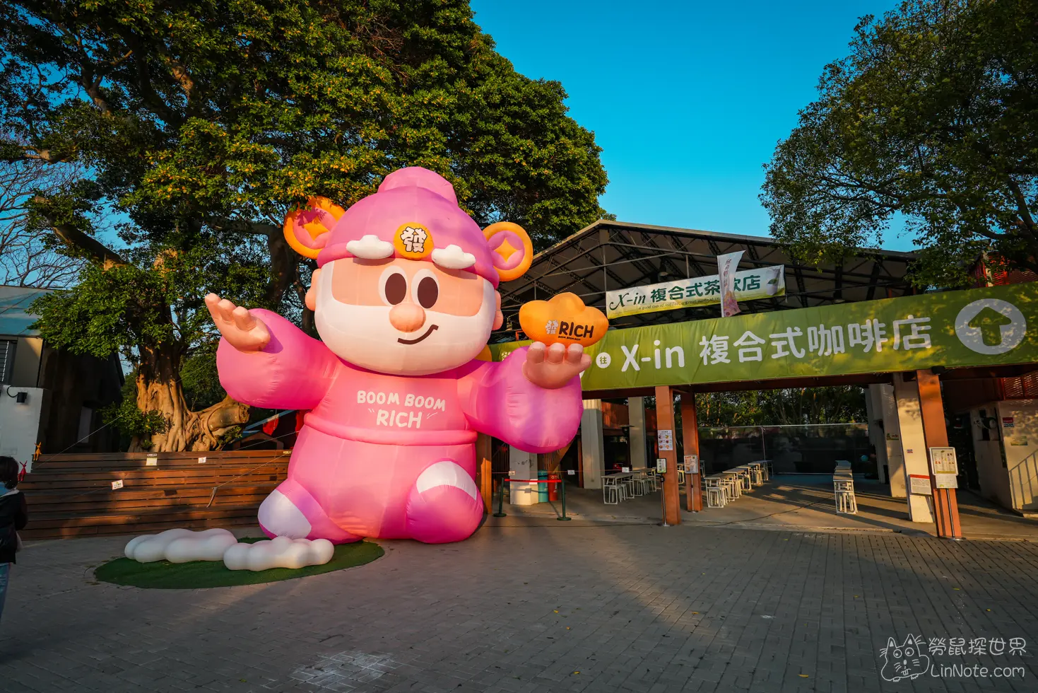 欣向町戶外廣場上的大型粉紅色充氣玩偶與咖啡店入口