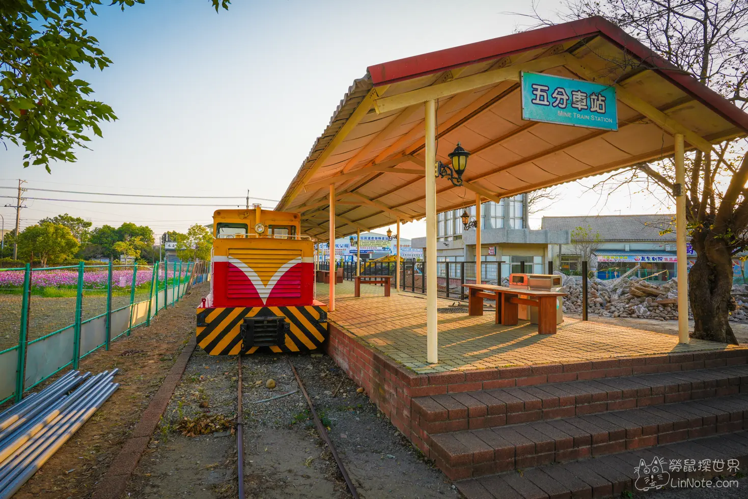 五分車站木架遮雨棚月台旁停靠的黃紅條紋小火車
