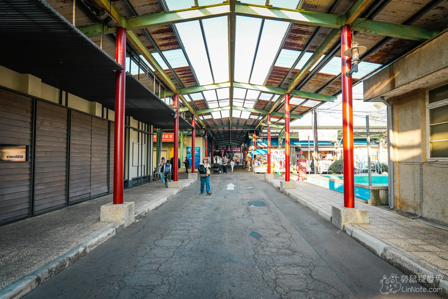 採光罩頂棚下的紅色立柱商店街通道