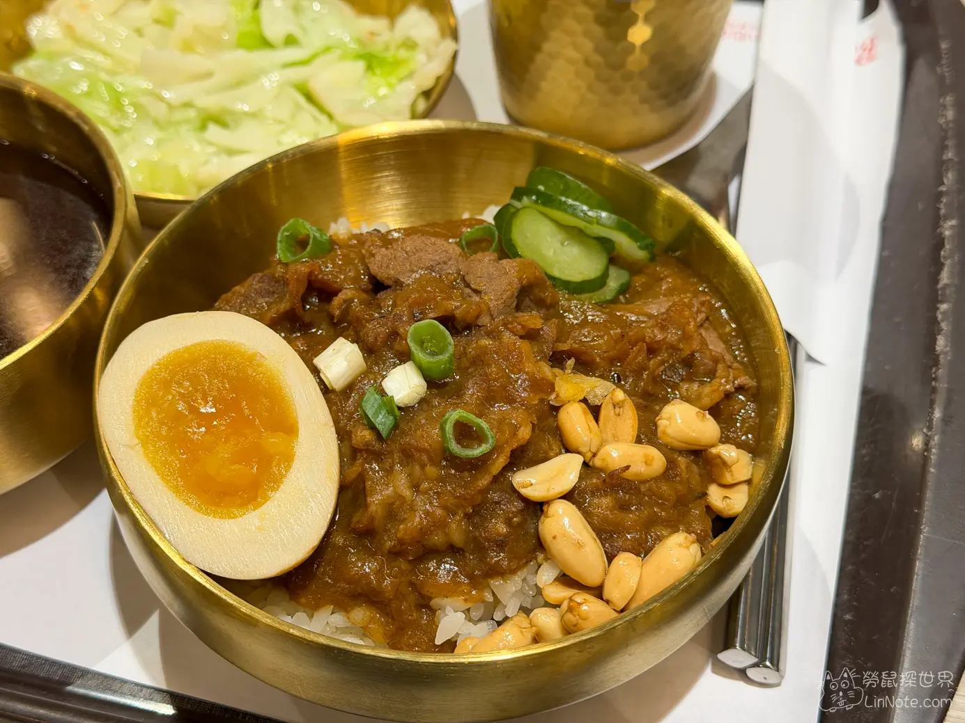 無敵羊肉丼飯上鋪滿肉燥小黃瓜片與半顆溏心蛋