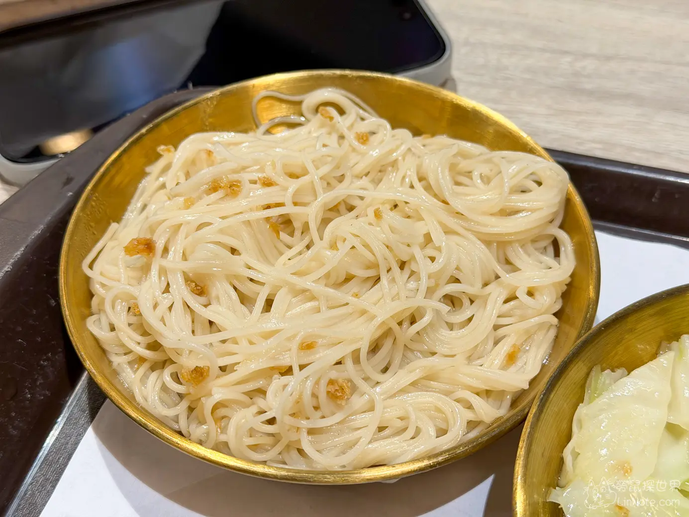金色圓碗中拌有香濃油蔥酥的情牽羊油麵線
