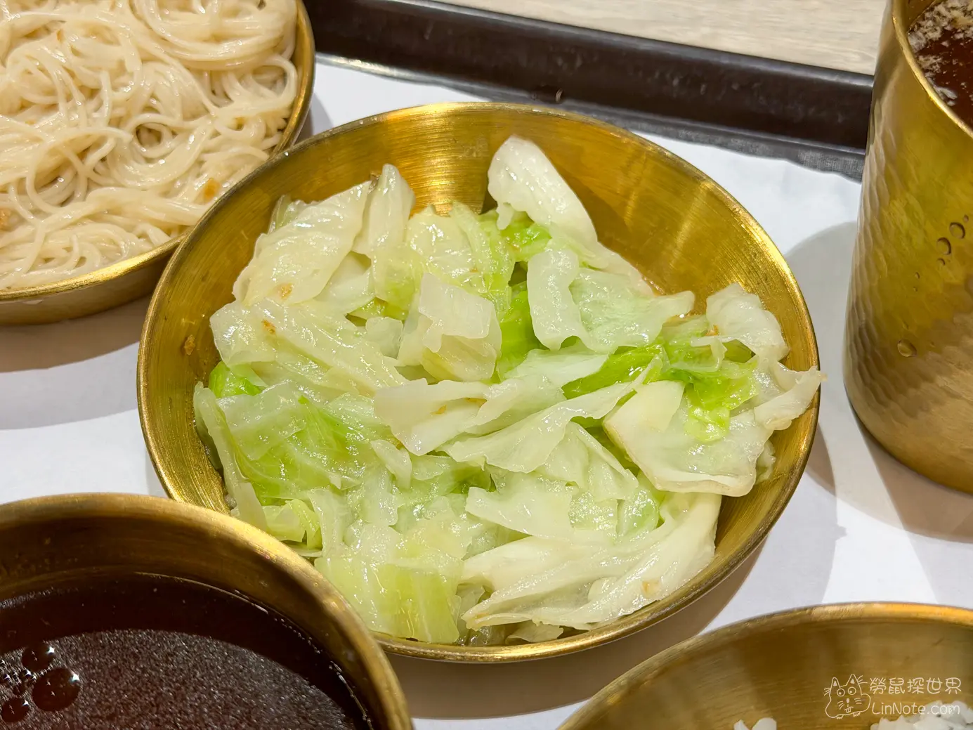 套餐附贈的清炒高麗菜盛裝在金色小金屬碗中