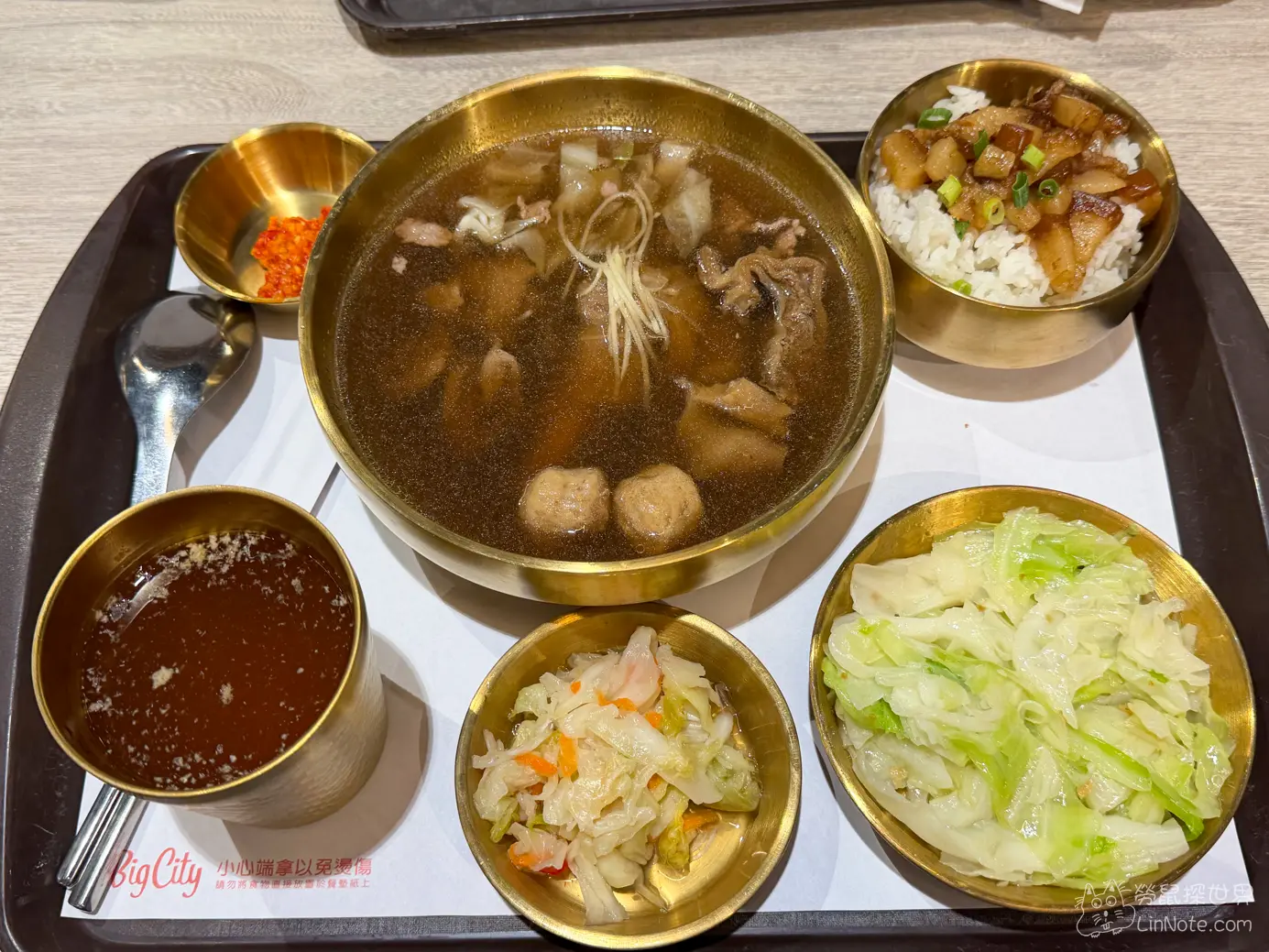 孔明羊綜合湯套餐搭配滷肉飯、高麗菜與泡菜小菜全貌