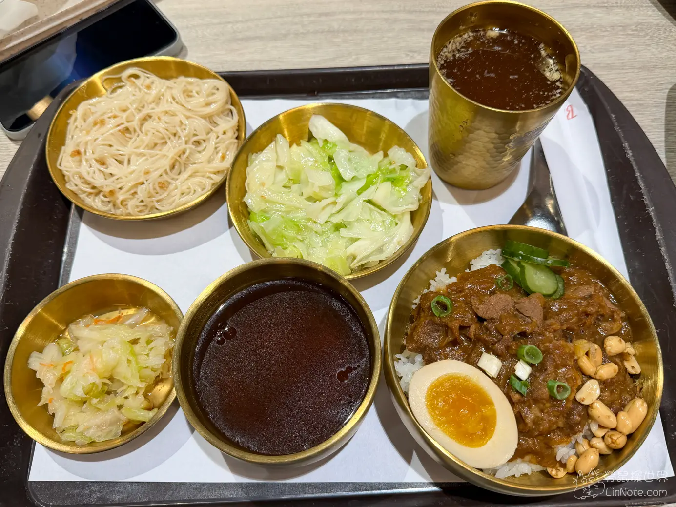 無敵羊肉丼飯套餐搭配羊油麵線與小菜的俯瞰擺盤