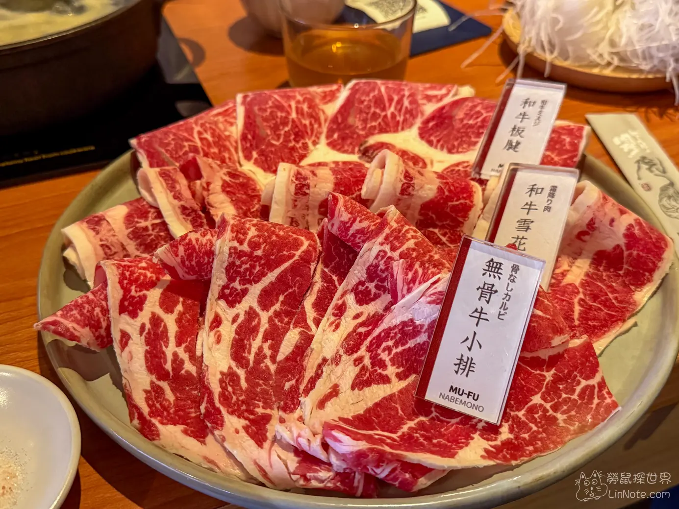 牛魔王套餐拼盤盛裝無骨牛小排和牛雪花與和牛板腱