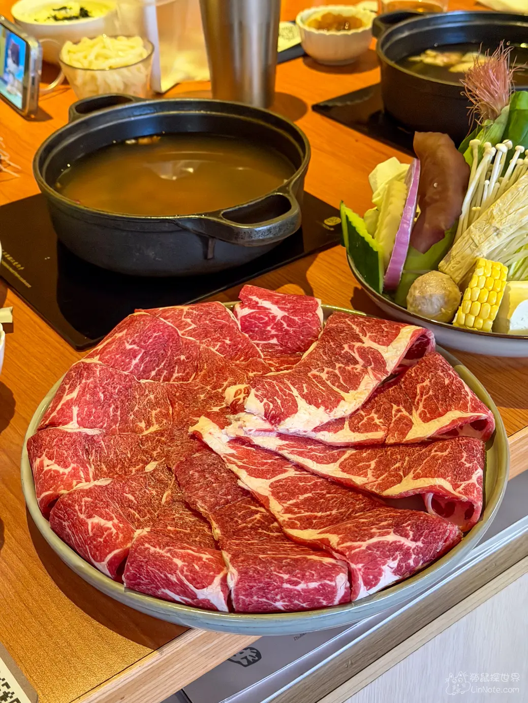 大理石油花牛肉盤搭配火鍋高湯與豐富時蔬盤
