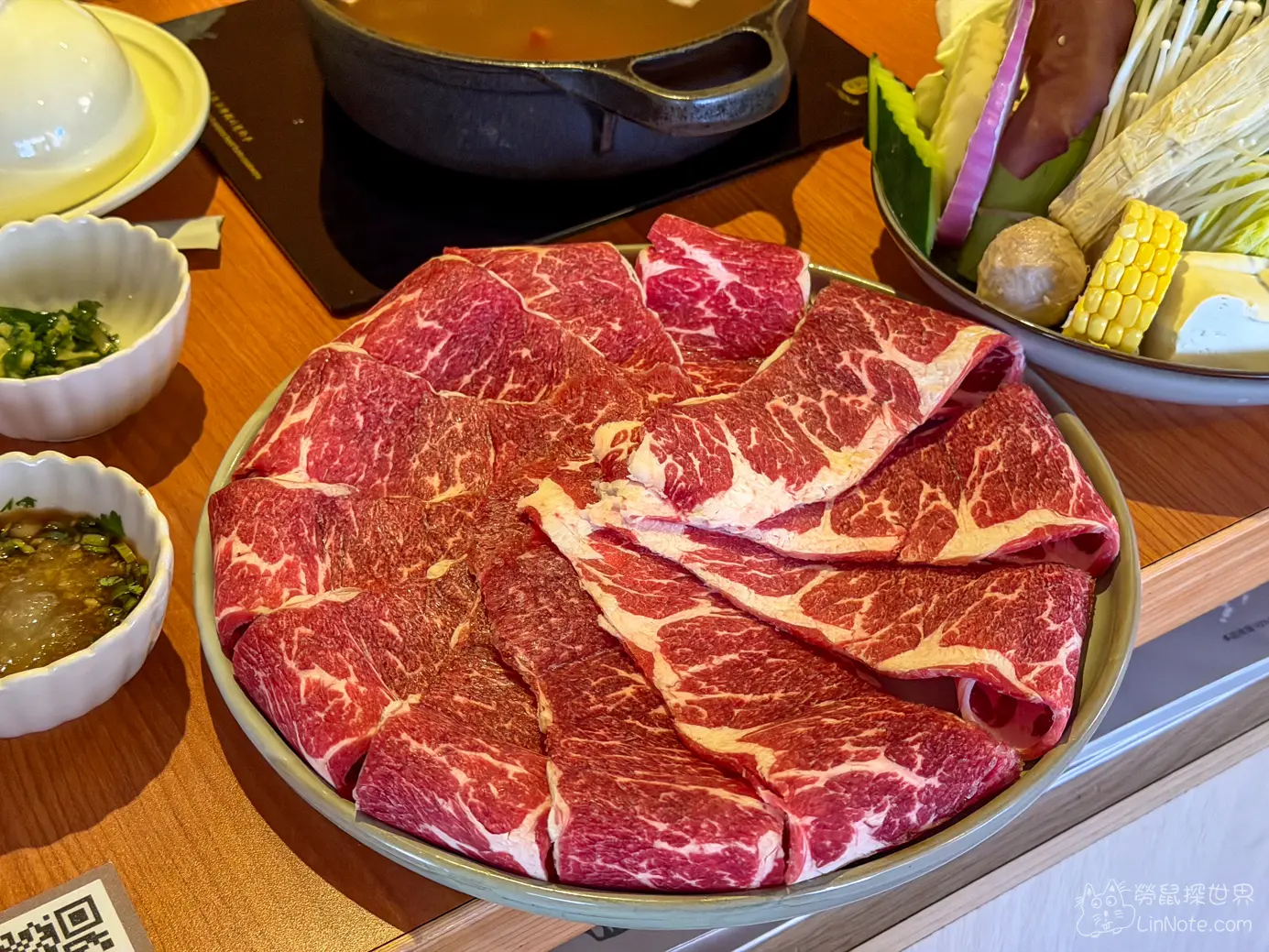 鮮紅油花均勻的牛肉切片扇形擺盤與蔬菜盤