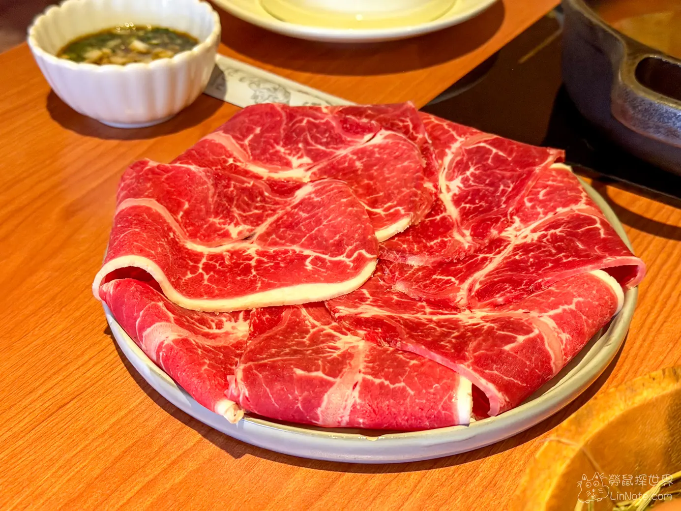 圓盤盛裝油花清晰的鮮紅色生牛肉切片