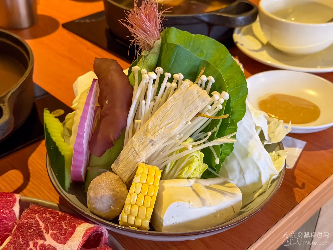 盛滿高麗菜金針菇玉米及豆腐的多樣火鍋時蔬拼盤