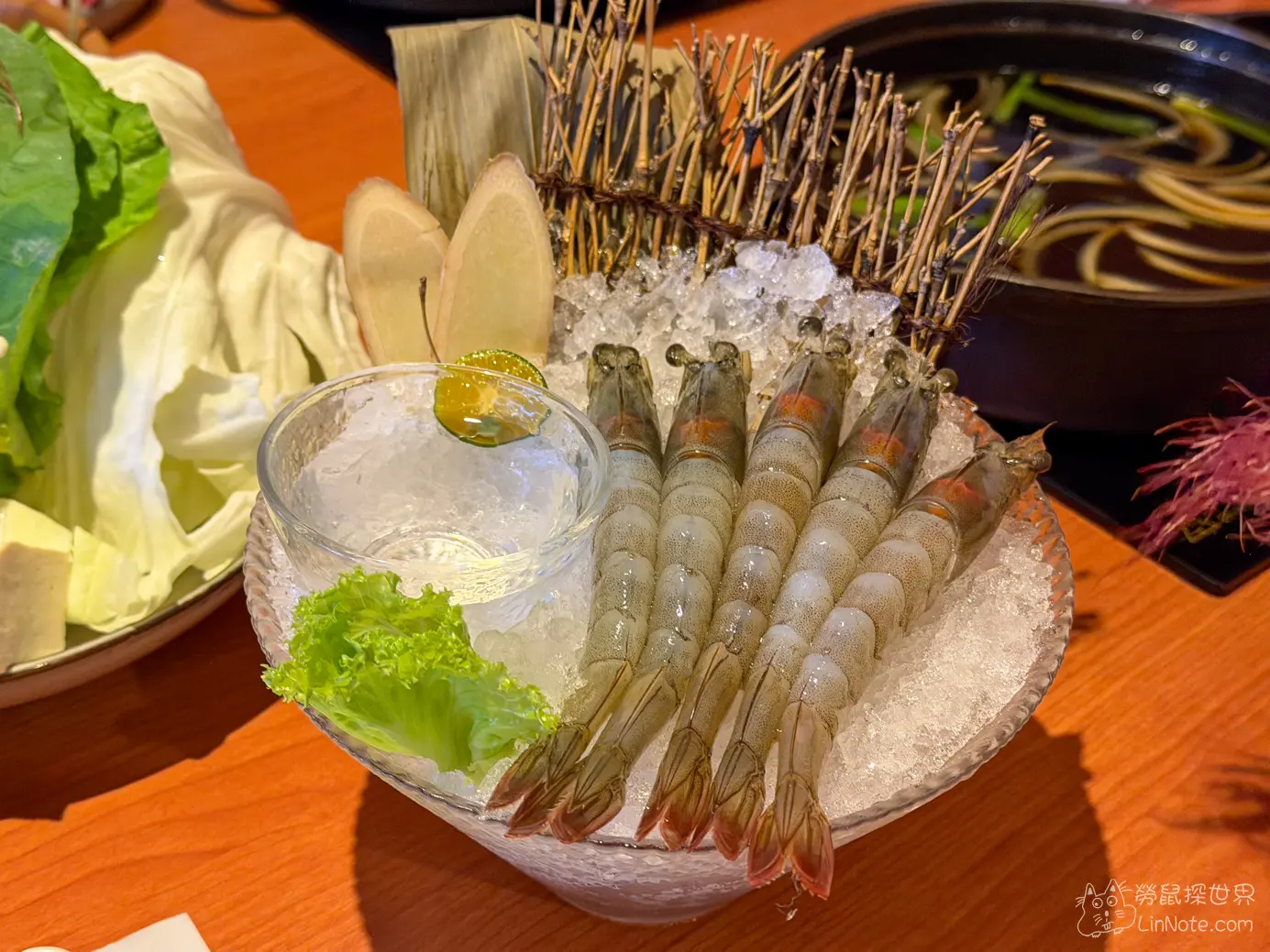 碎冰玻璃碗中整齊排列的五隻去殼生大白蝦拼盤