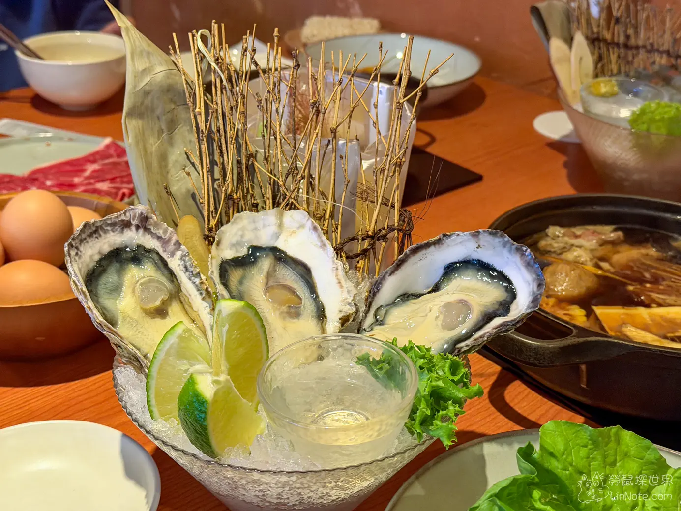 裝在碎冰碗中的三顆日本帶殼生蠔搭配檸檬片