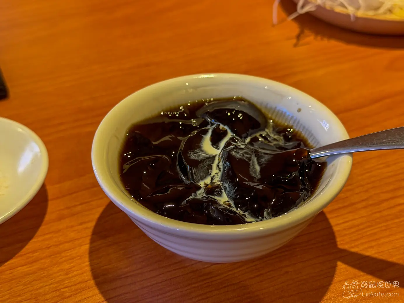 餐後招待甜點淋上鮮奶油的冰涼滑嫩仙草凍