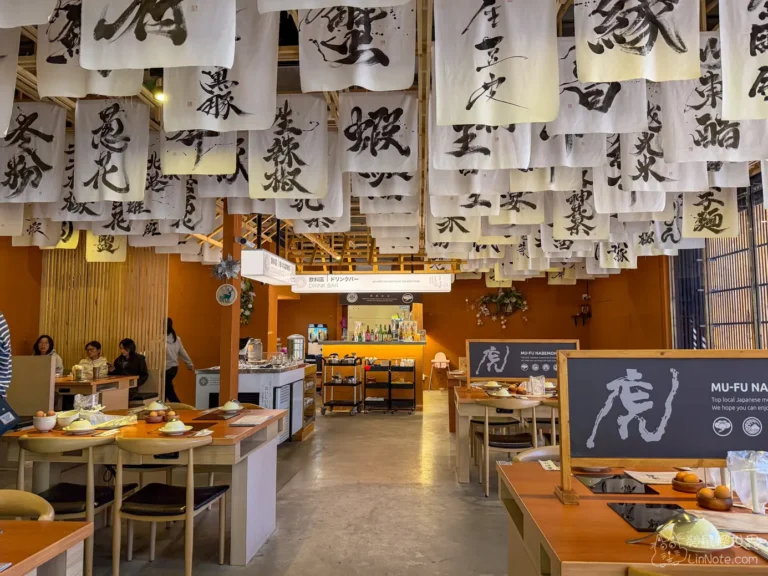 沐府火鍋中央走道與兩側寬敞的木質餐桌隔板座位區