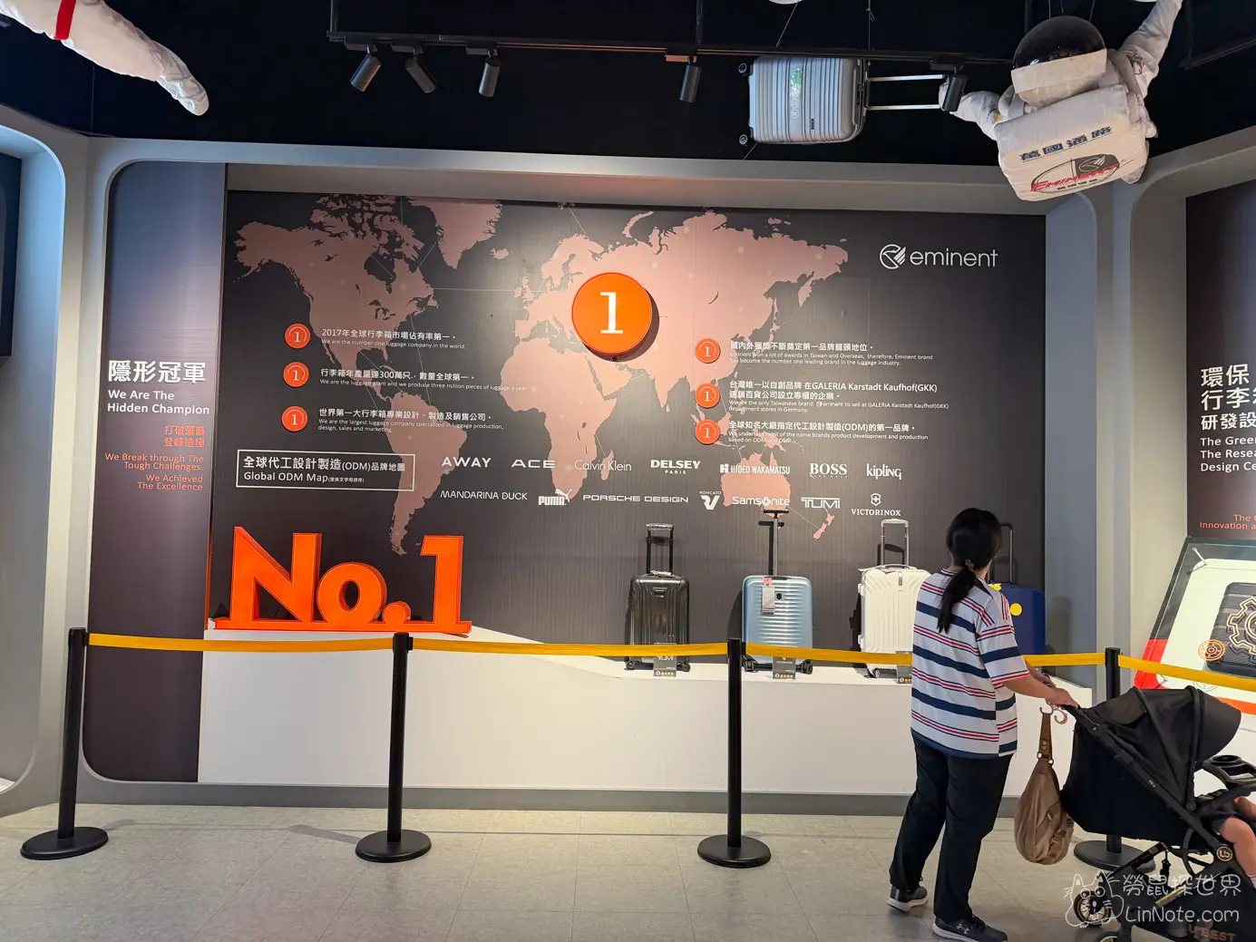 行李箱品牌介紹牆展示世界地圖與No.1立體字樣