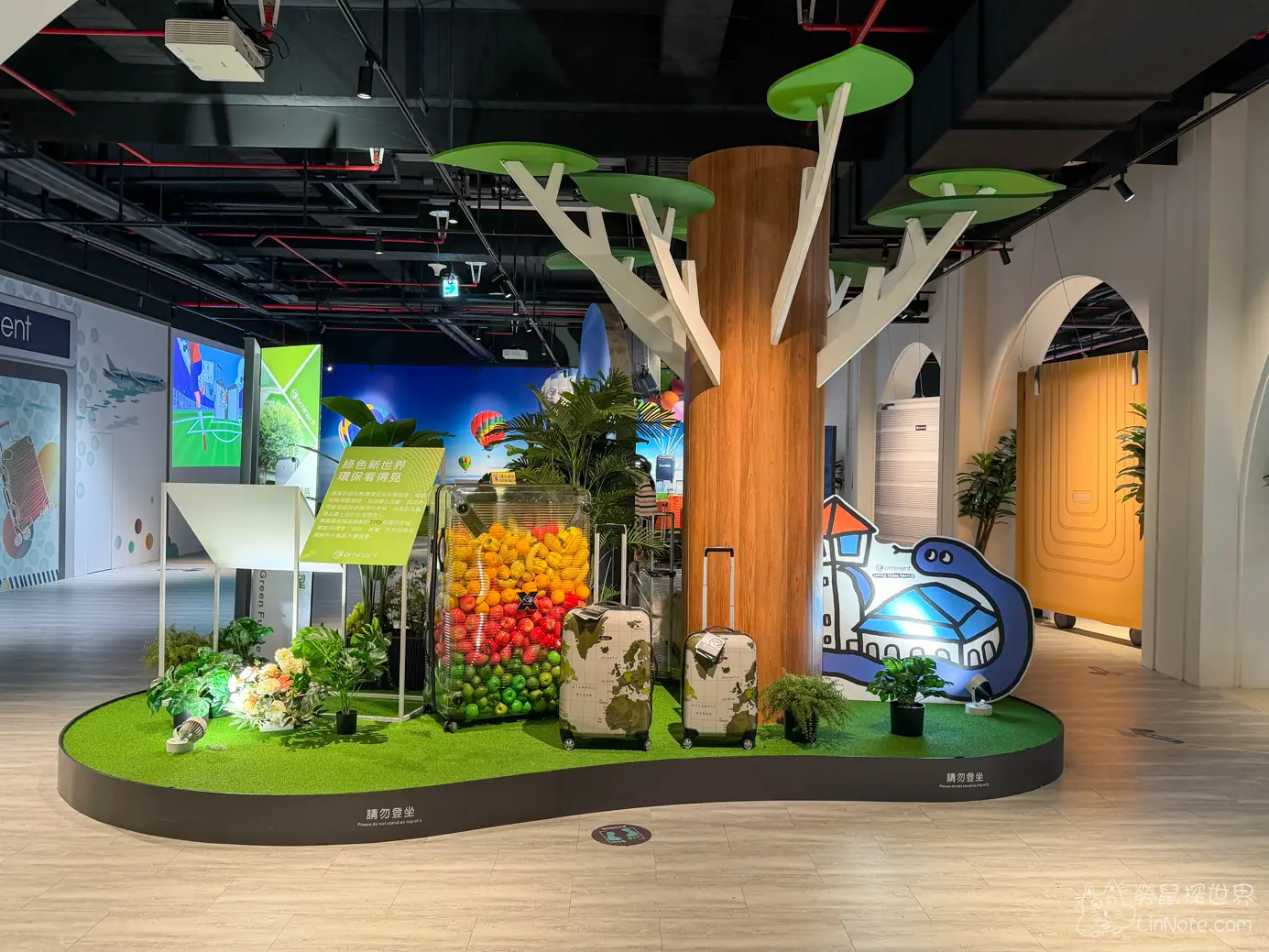 幾何造型假樹展台陳列印有世界地圖圖案