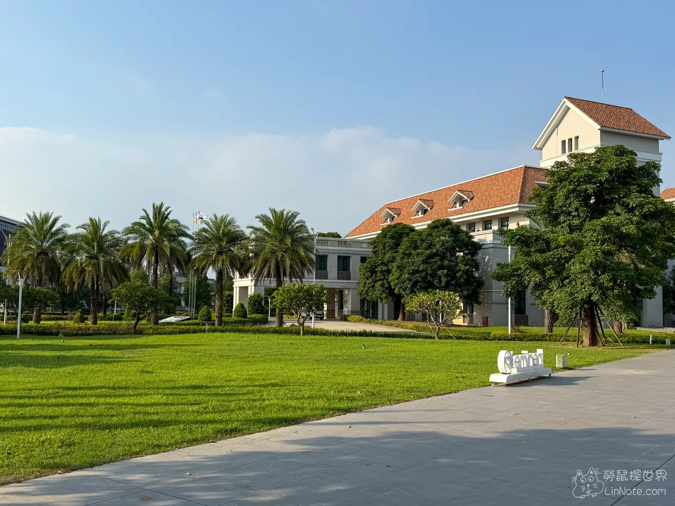 萬國通路園區內修剪整齊的大片綠色草坪與歐風斜頂建築