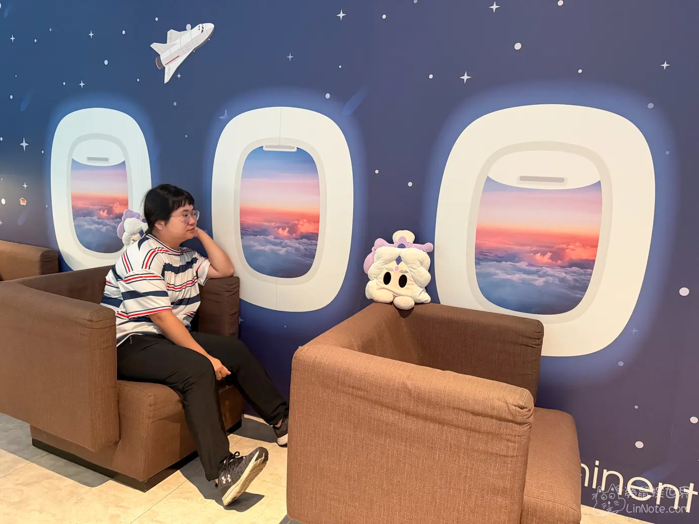 機艙窗戶與星空造景沙發拍照互動打卡區