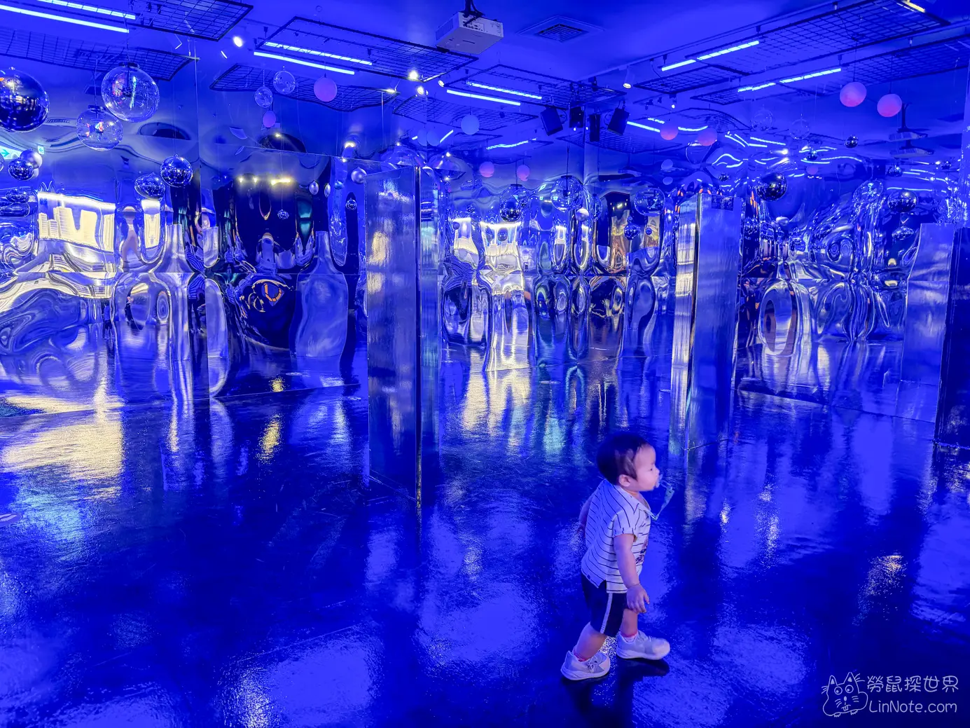 充滿藍色燈光與扭曲倒影的金屬鏡面科技感迷宮
