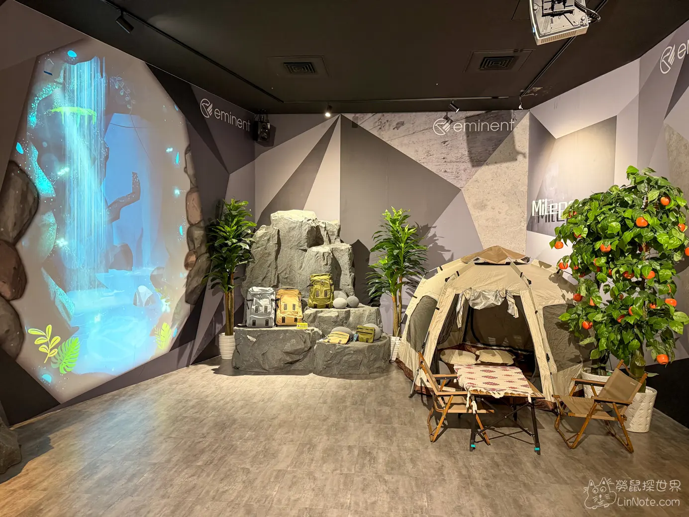 室內露營主題展區搭建的淺色帳篷與戶外登山背包陳列