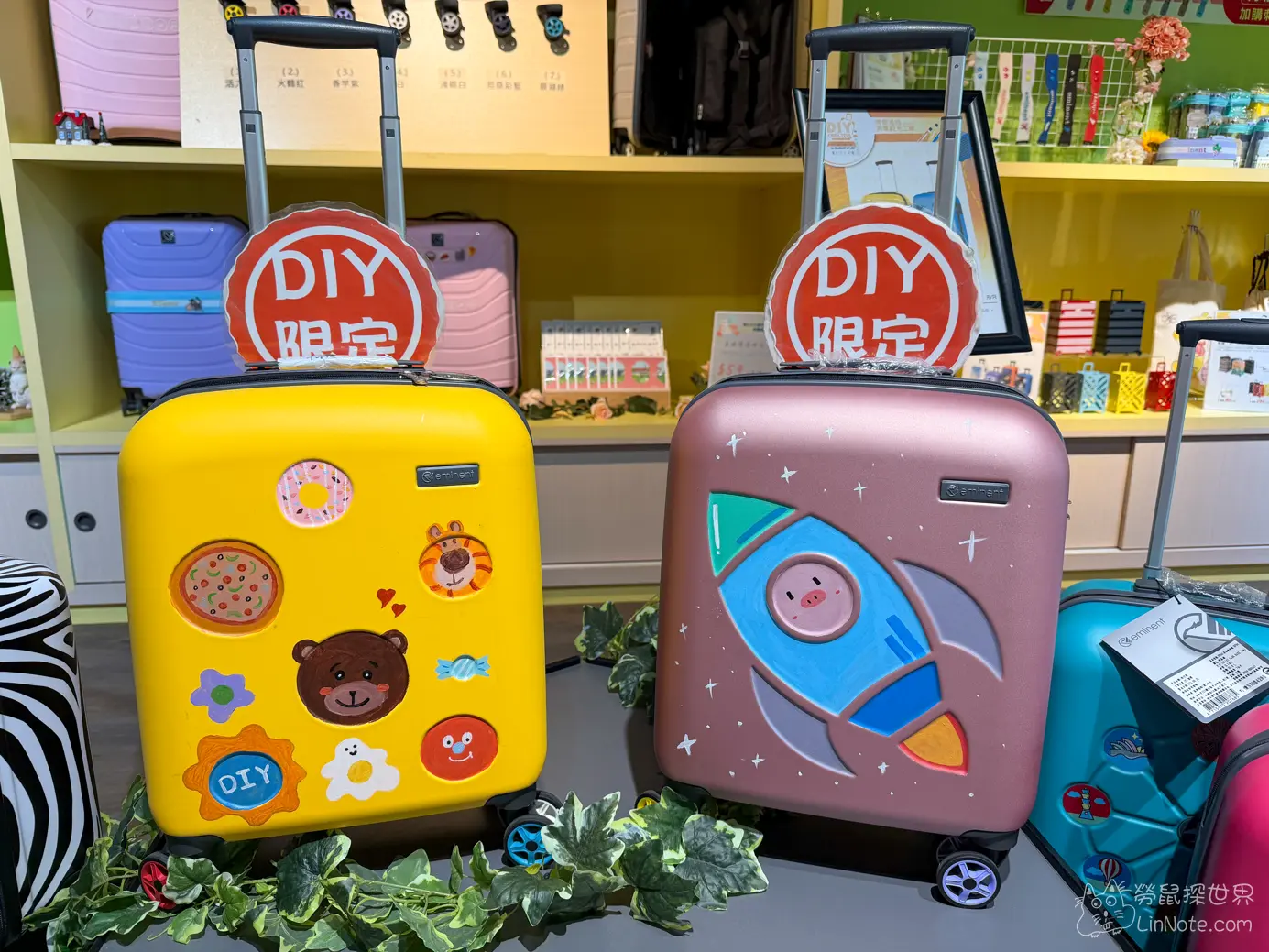 展示架上並列展示的手繪彩繪小型 DIY 限定行李箱