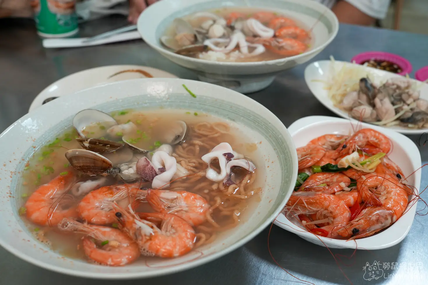 台南中西區活跳跳干貝海產粥滿桌的海鮮意麵與各式海味小菜
