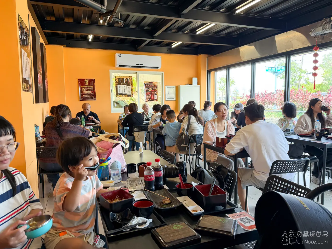 明亮的橘黃色內用環境與正在用餐的顧客