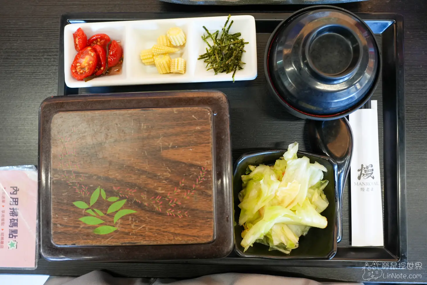 附有木蓋便當盒與三格小菜的日式定食套餐托盤