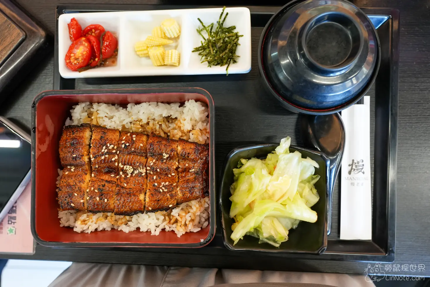 托盤上擺放整套蒲燒鰻魚蓋飯定食與配菜湯品