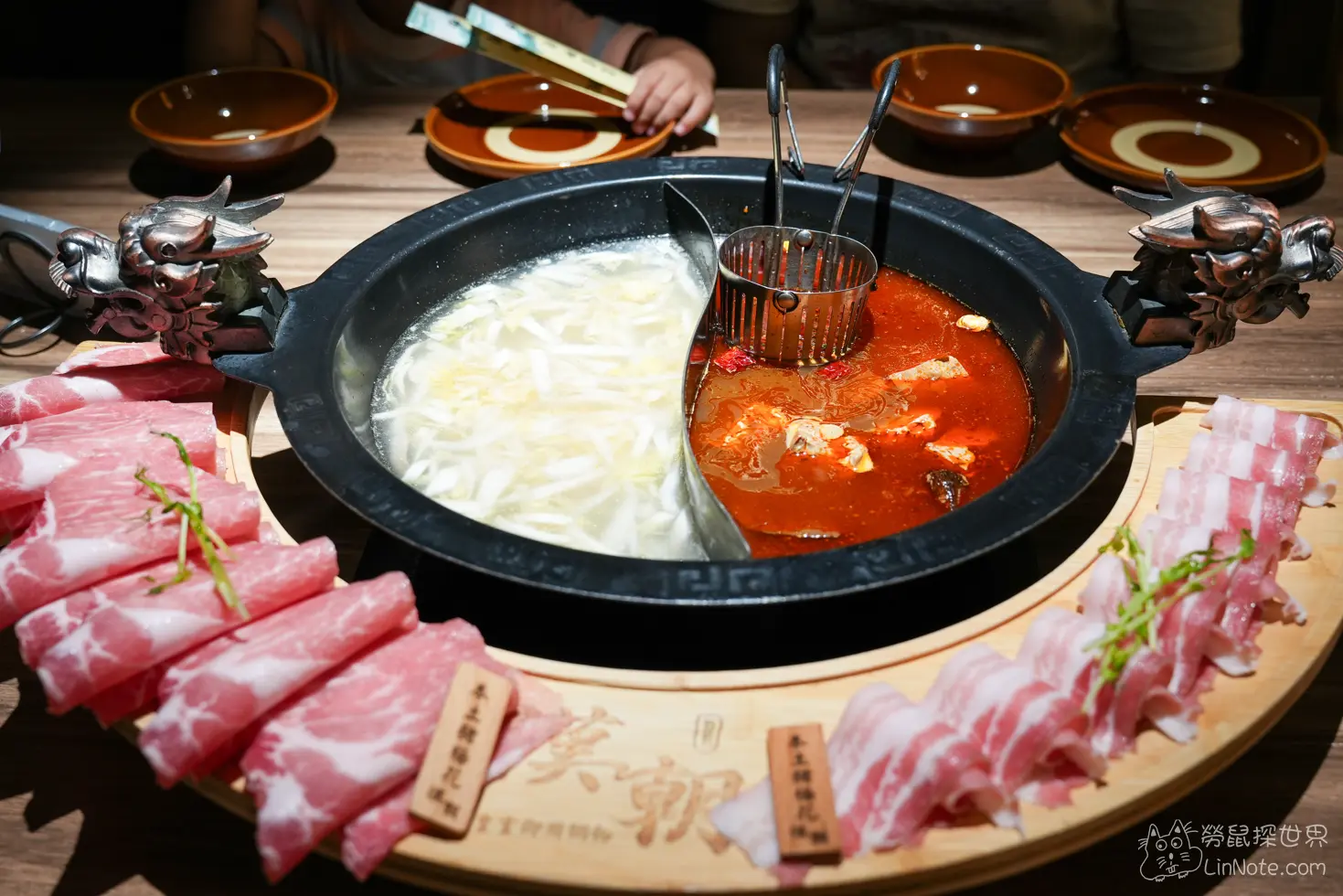 竹北漢朝鍋物的龍頭造型鴛鴦火鍋與環形肉盤
